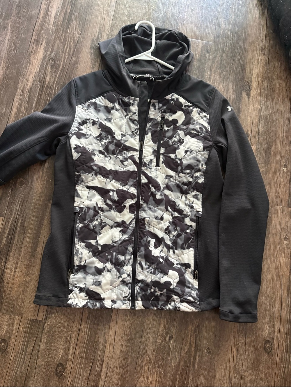 Under Armour women’s  Black & Gray Hooded Quilted Jacket